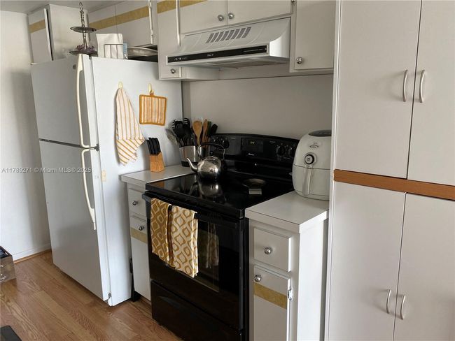 N607 - 17600 N Bay Rd, Condo with 2 bedrooms, 2 bathrooms and null parking in Sunny Isles Beach FL | Image 7