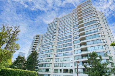 801 - 110 Promenade Cir, Condo with 2 bedrooms, 2 bathrooms and 1 parking in Vaughan ON | Image 2