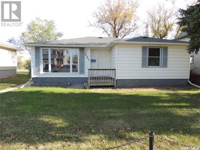 521 3rd St, House other with 3 bedrooms, 2 bathrooms and null parking in Estevan SK | Image 1