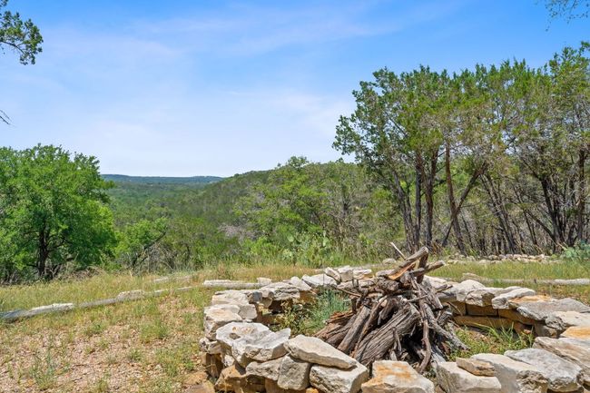 Diverse topography featuring level build sites, dramatic rock outcroppings, and shaded areas nestled among mature trees. | Image 5