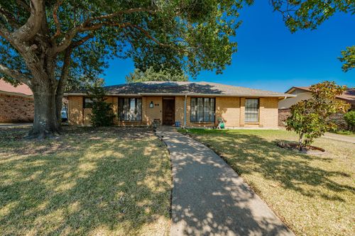 111 Meadowcreek Dr, Duncanville, TX, 75137-4543 | Card Image