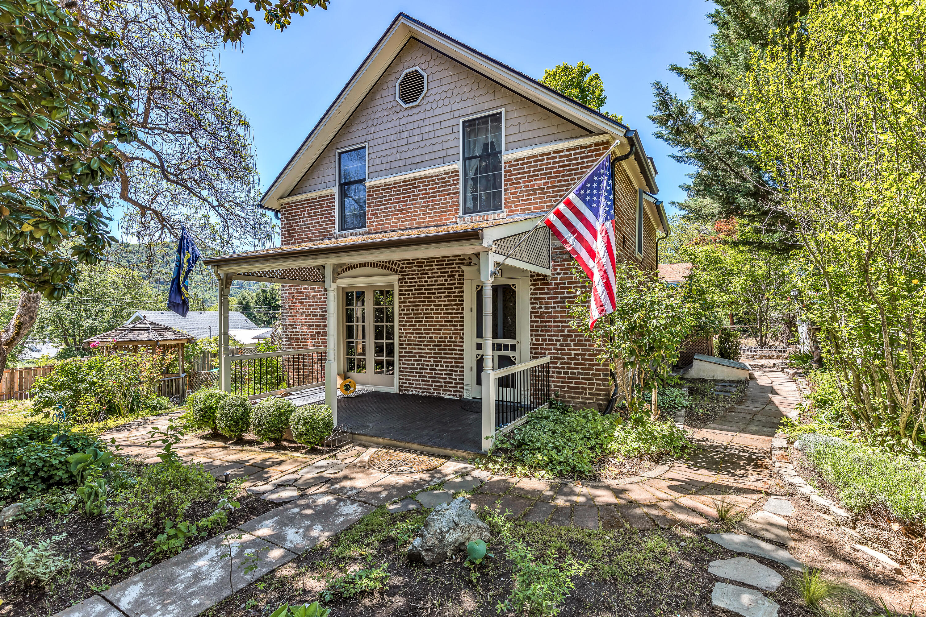 Gustaf St, Gold Hill, OR 97525