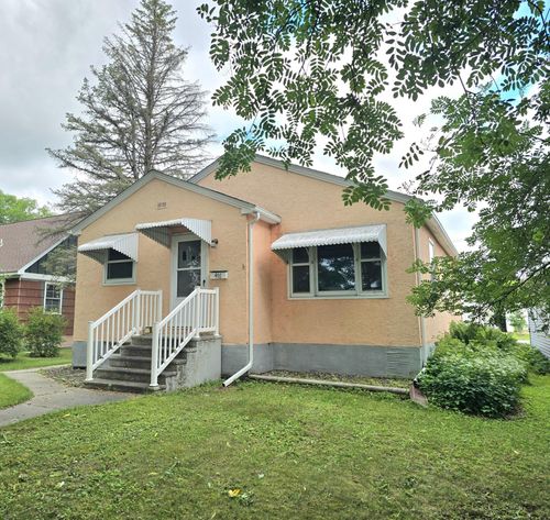 416 10th St, International Falls, MN, 56649-2736 | Card Image