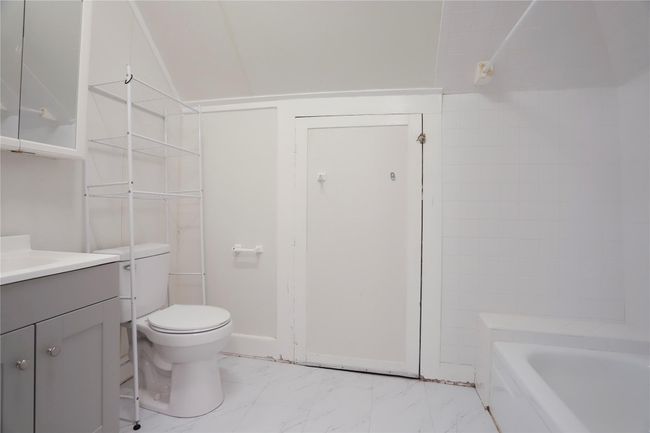 UPSTAIRS FULL BATHROOM. | Image 22