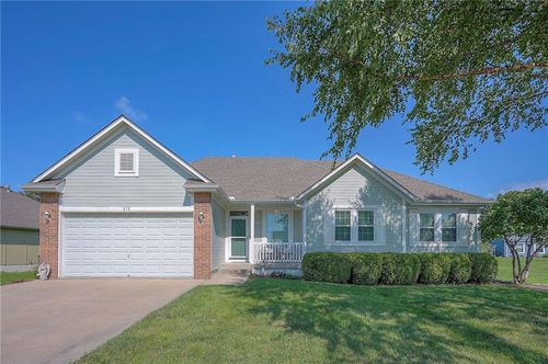 612 Country Ln, Raymore, MO, 64083-8559 | Card Image
