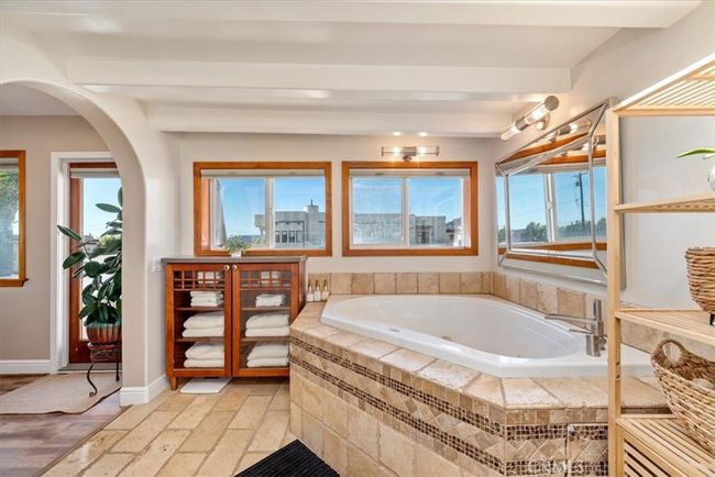 Soaking tub in primary bath | Image 35