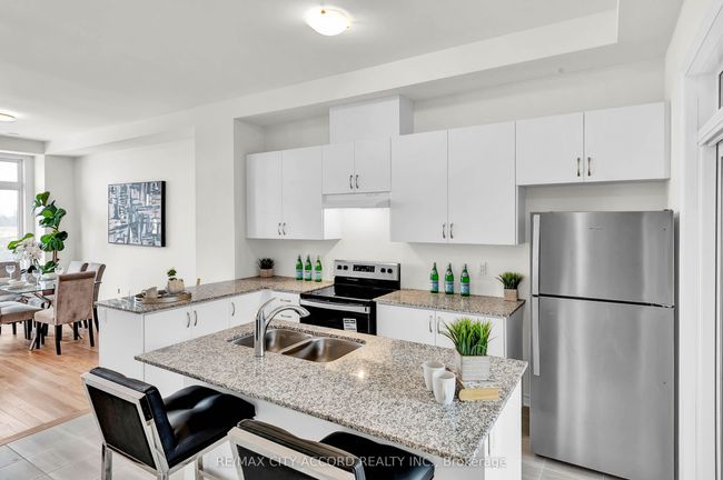 87 Inverary Cres, House attached with 3 bedrooms, 3 bathrooms and 1 parking in Vaughan ON | Image 11