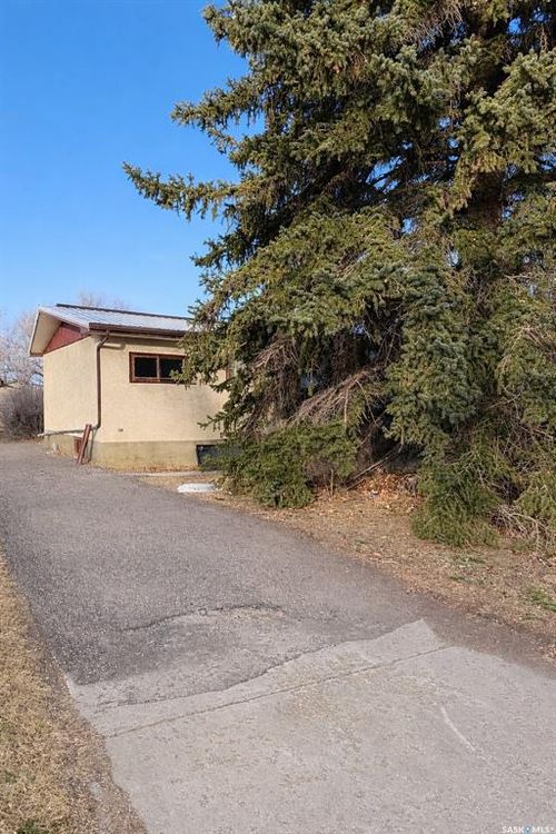 6366 Queens Ave, Gull Lake, SK, S0N1A0 | Card Image