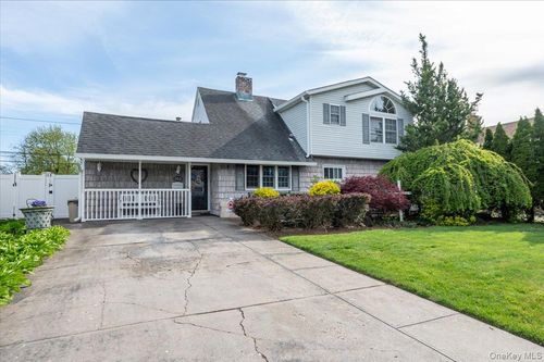 253 Blacksmith Rd, Levittown, NY, 11756-3109 | Card Image