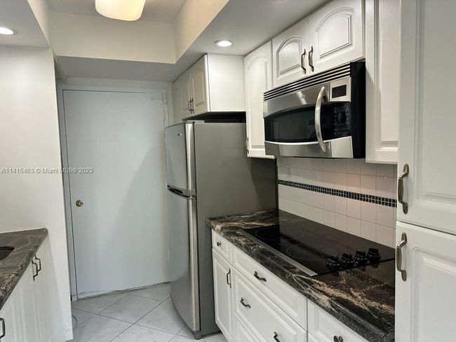 APT-811 - 5401 Collins Ave, Condo with 2 bedrooms, 2 bathrooms and null parking in Miami Beach FL | Image 23