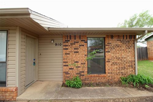 910 Aspen Ct, Noble, OK, 73068-9383 | Card Image