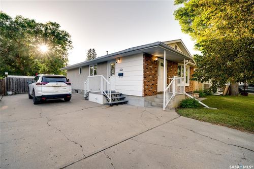 1304 Queen Cres, Moose Jaw, SK, S6H3G4 | Card Image