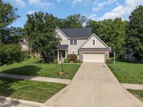 27078 Waterside Dr, Olmsted Twp, OH, 44138-3228 | Card Image
