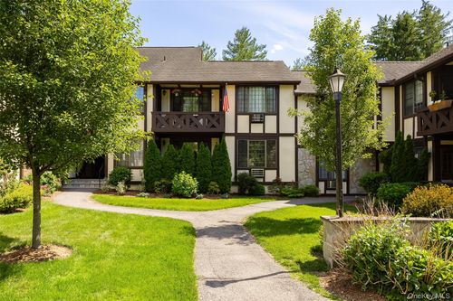 8-8 Foxwood Dr, Pleasantville, NY, 10570-1631 | Card Image