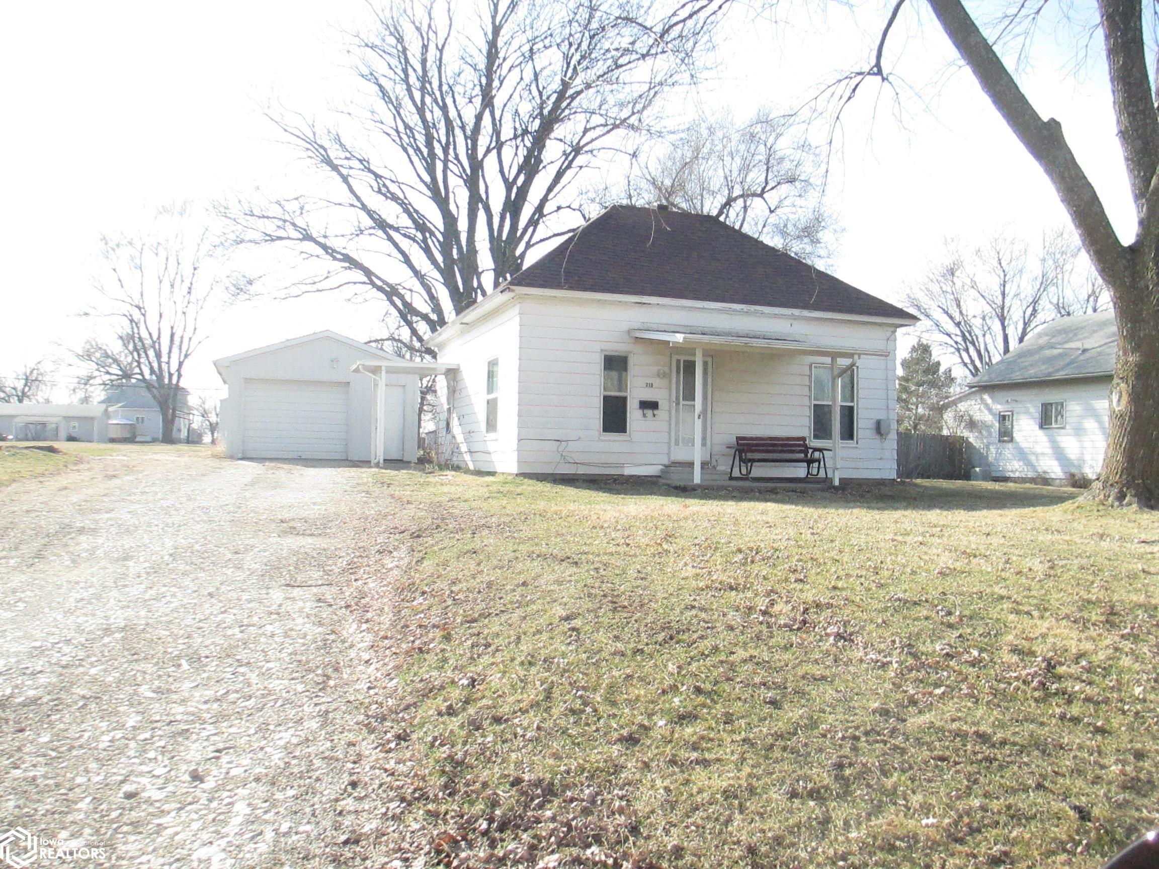 13th St, Chariton, IA 50049