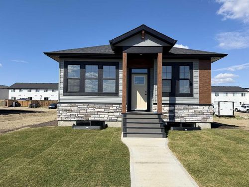 25 Ian Way, Sylvan Lake, AB, T4S0W5 | Card Image