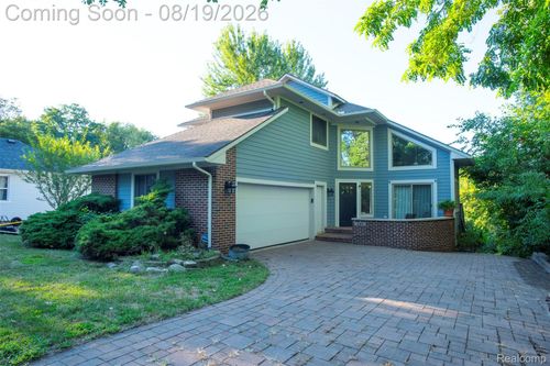320 Charlevoix St, Commerce Twp, MI, 48382-2722 | Card Image