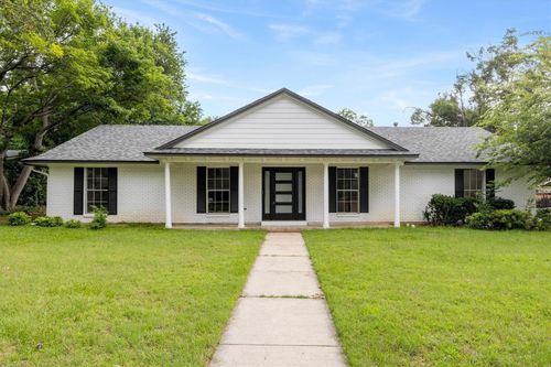 2203 Foxcroft Cir, Denton, TX, 76209-7819 | Card Image