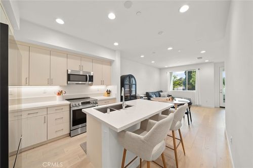 22 E Sunset St, Long Beach, CA, 90805-6630 | Card Image