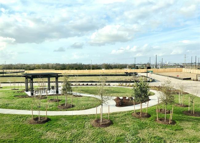 Community amenities include a covered picnic area and walking trail. | Image 21
