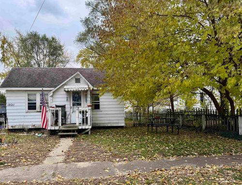 1021 Bruce St, Mt Pleasant, MI, 48858-1425 | Card Image