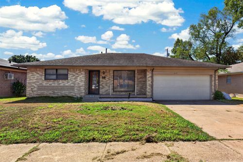 8642 Barclay St, Dallas, TX, 75227-8311 | Card Image