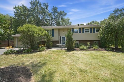 8984 Cherokee Run, Macedonia, OH, 44056-1216 | Card Image
