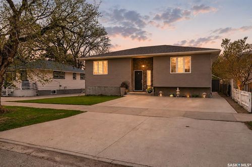 1048 6th Avenue Nw, Moose Jaw, SK, S6H4A4 | Card Image