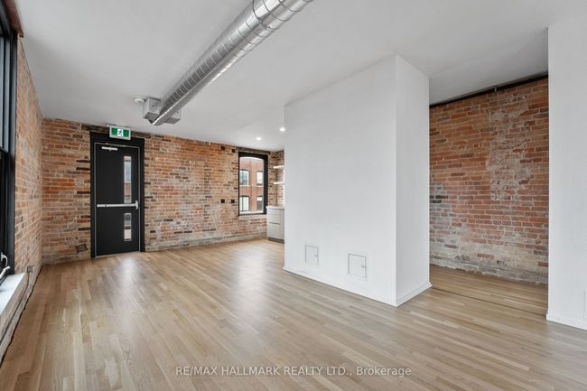 300 - 972 Queen St E, Home with 0 bedrooms, 1 bathrooms and null parking in Toronto ON | Image 11