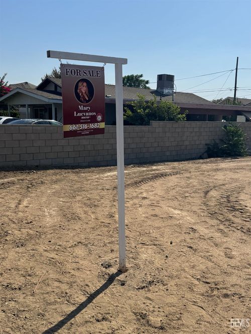 3421 Oliver St, Bakersfield, CA, 93307-4586 | Card Image