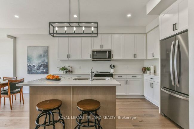 6713 Hayward Dr, House attached with 3 bedrooms, 3 bathrooms and 1 parking in London ON | Image 8