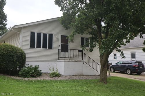 288 E Cassell Ave, Barberton, OH, 44203-3224 | Card Image