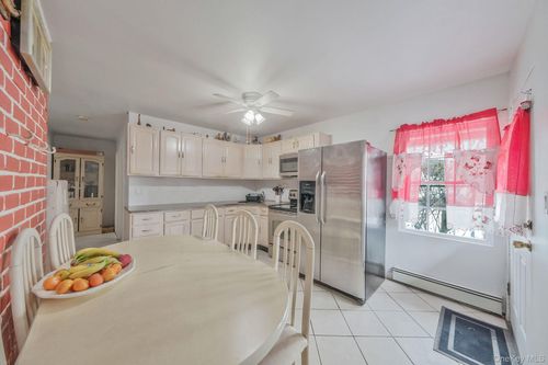 24 Beacon Ln, Hicksville, NY, 11801-4562 | Card Image