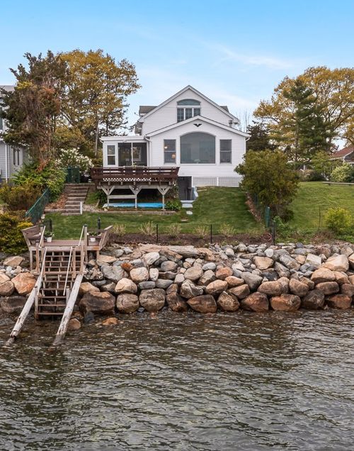 41 Buena Vista Dr, North Kingstown, RI, 02852-6303 | Card Image