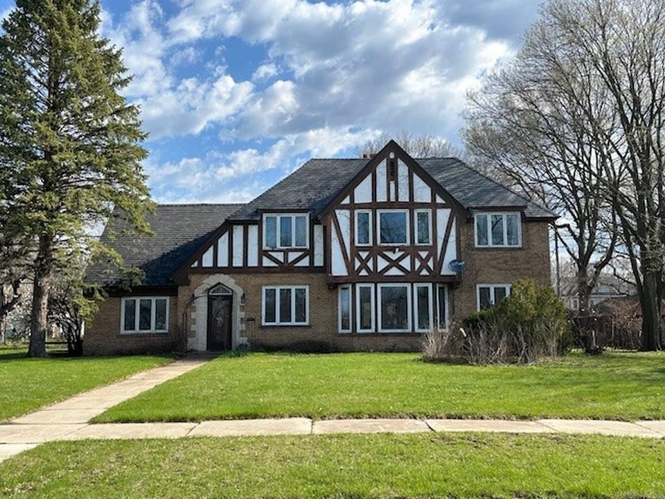 301 Riverside Drive, For Sale in Charles City - Zoocasa
