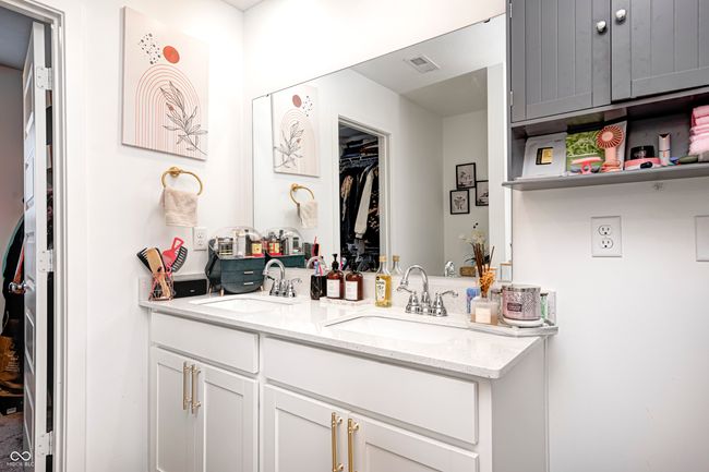 bar featuring visible vents and a sink | Image 28