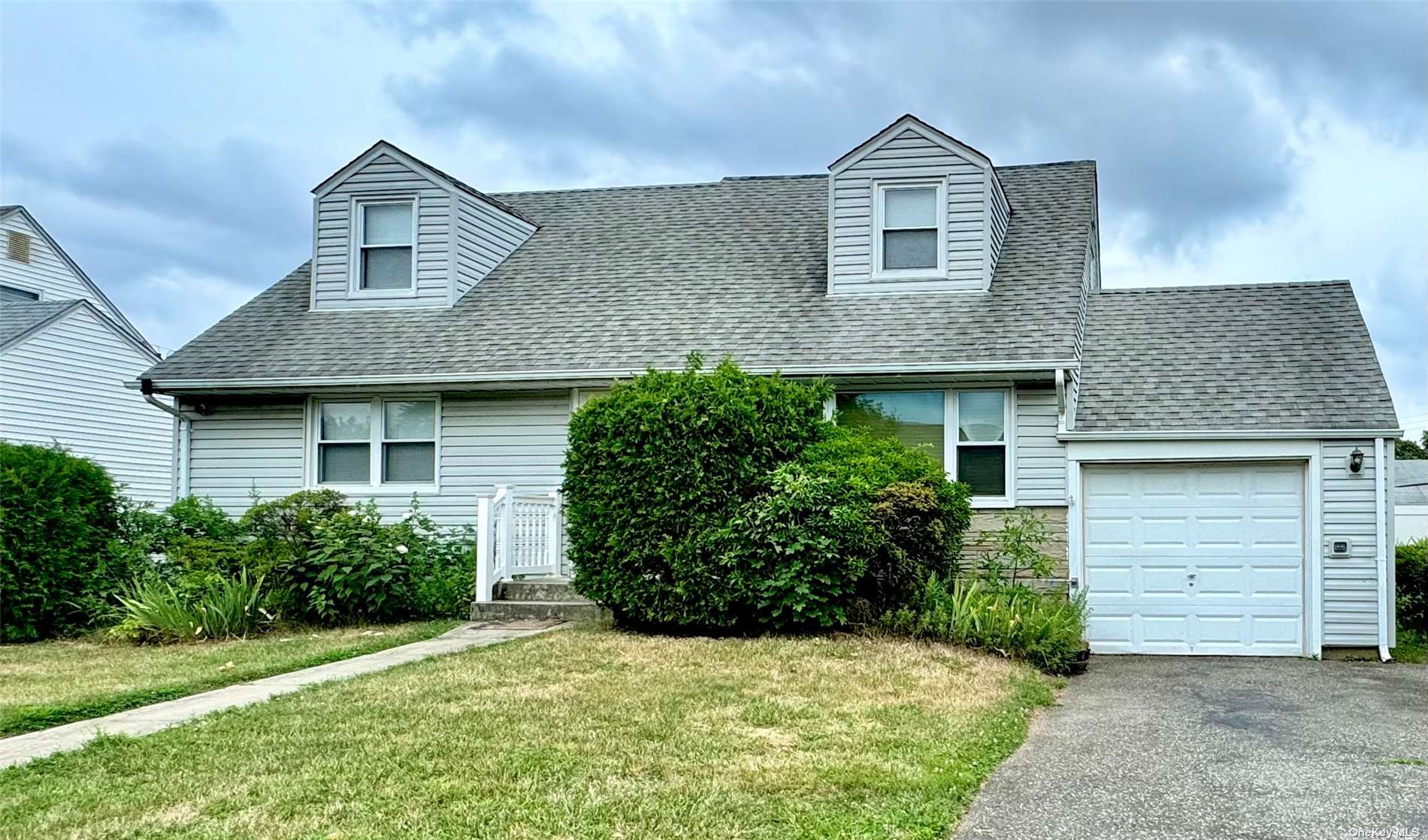 Croyden Ln, Hicksville, NY 11801