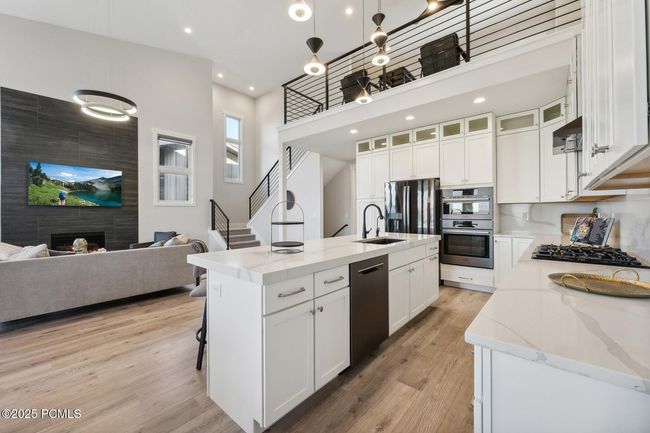 363 E Overlook Loop, Condo with 3 bedrooms, 4 bathrooms and null parking in Hideout UT | Image 11
