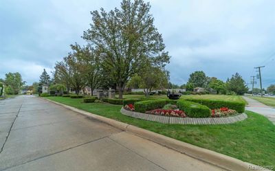 35390 Hatherly Place, Home with 3 bedrooms, 2 bathrooms and null parking in Sterling Heights MI | Image 2