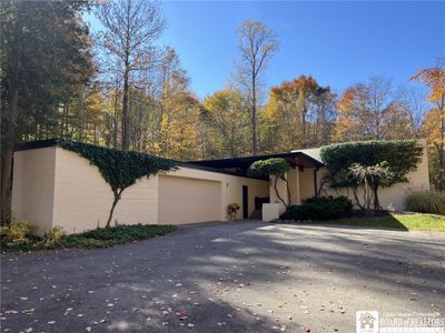 Welcome to this incredible mid-century modern home! | Image 1