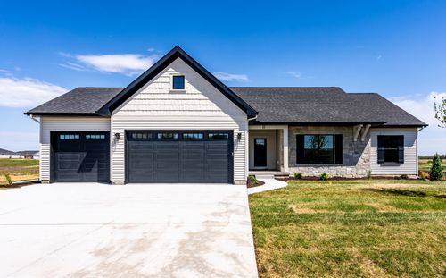 11 Viola Dr, Le Claire, IA, 52753-9784 | Card Image