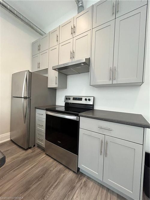205-11 Queen St, Brantford, ON, N3T3B1 | Card Image