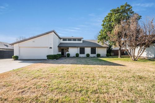 117 Haywood Dr, Benbrook, TX, 76126-4001 | Card Image