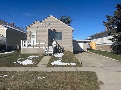 207 3rd Street, Home with 3 bedrooms, 2 bathrooms and 2 parking in Cardston AB | Card Image