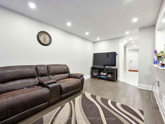 22 Gilgorm Rd, Condo with 3 bedrooms, 3 bathrooms and 1 parking in Brampton ON | Image 11