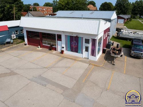500 Oregon St, Hiawatha, KS, 66434-2222 | Card Image