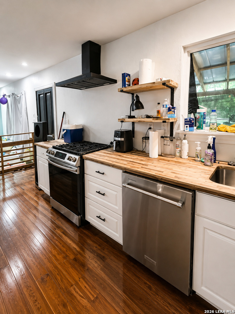Residential in Lakehills 2