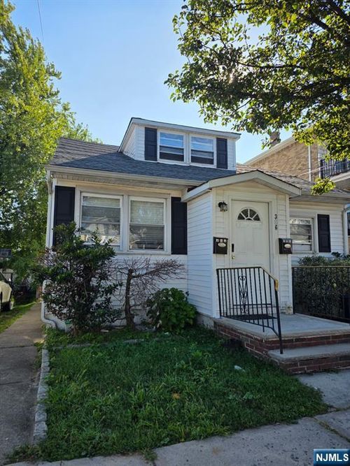 386 Kennedy Dr, Fairview, NJ, 07022-1714 | Card Image
