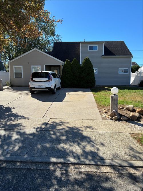 69 Wheelbarrow Lane, Hempstead, NY, 11793 | Card Image