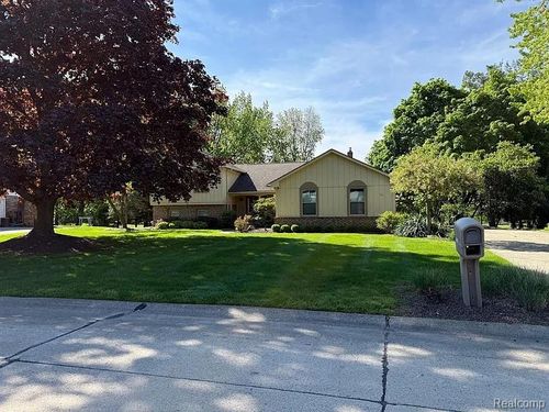 36157 Parklane Cir, Farmington Hills, MI, 48335-4206 | Card Image